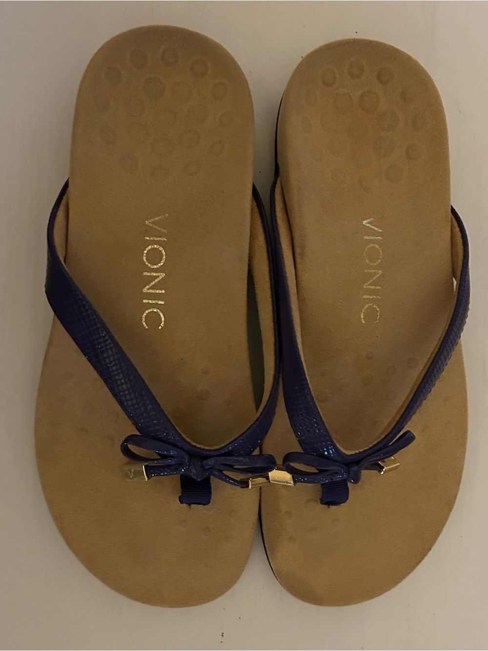 Vionic Women's Purple Bella Bow Thong Sandals with Gold Accents Like New Size 5